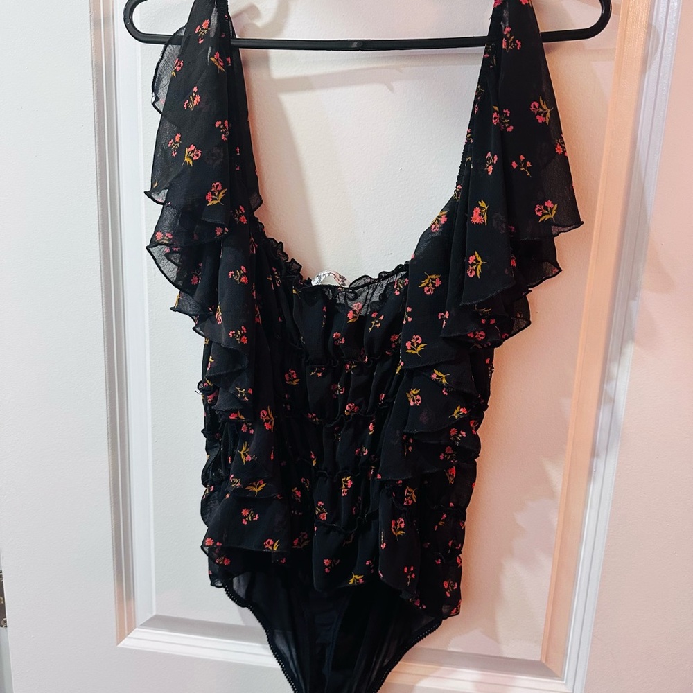 Floral Ruffle Black Floral Ruffled Bodysuit - Picture 4 of 9